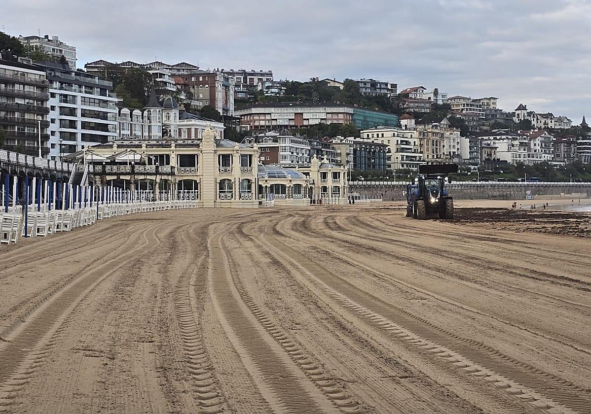 Las máquinas han logrado retirar el gran volumen de algas que cubría la orillla de La Concha.