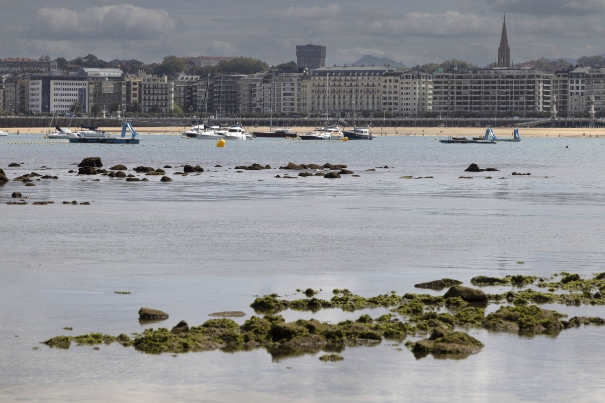 El espectáculo de las mareas vivas en las playas de Donostia