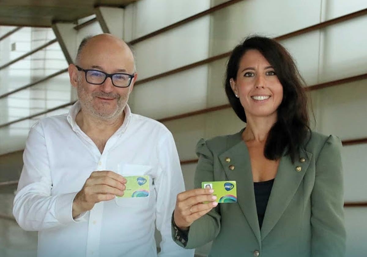 José Luis Rebordinos y la diputada foral de Movilidad, Azahara Domínguez, con la Mugi.