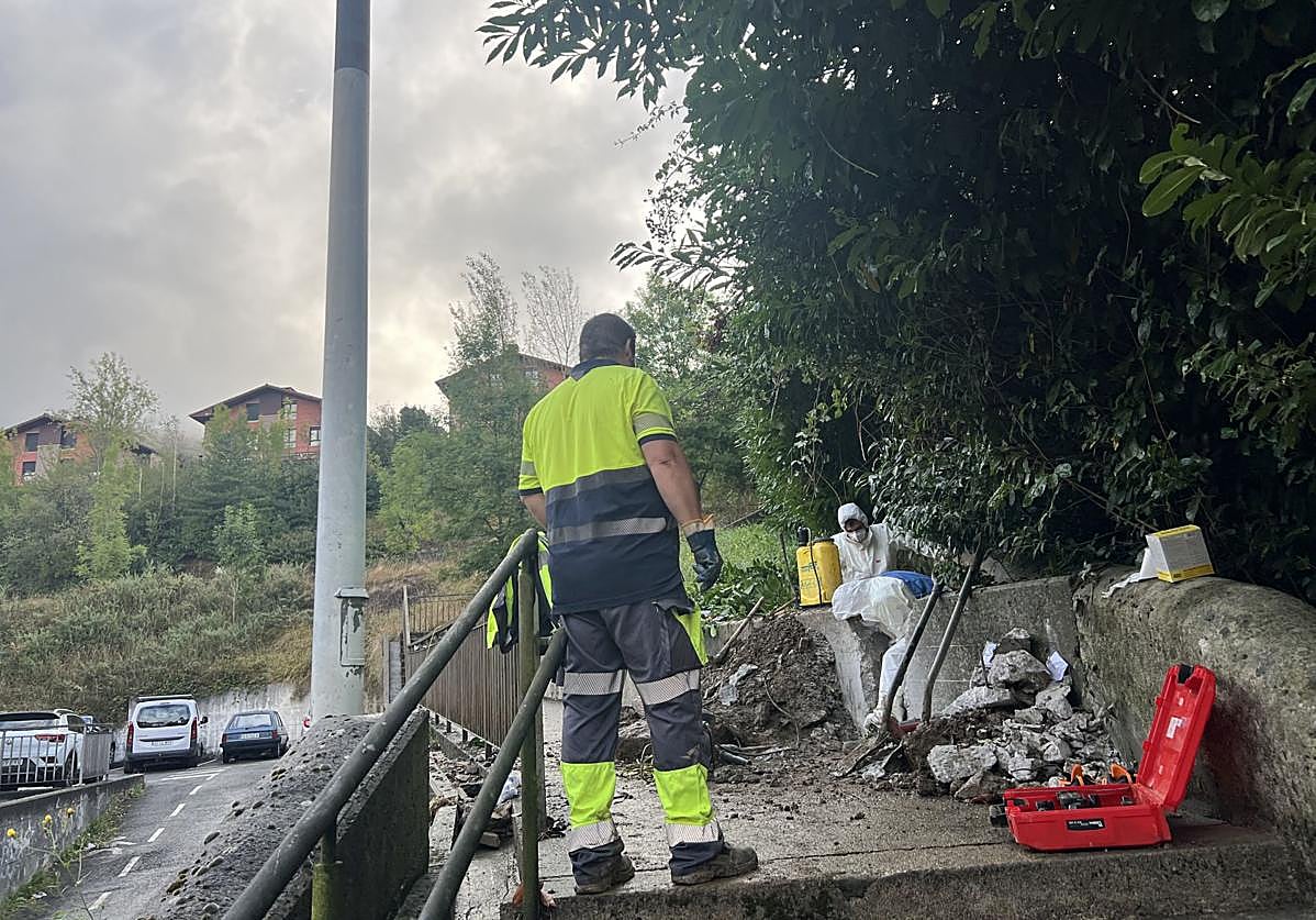 Operarios trabajando en la reparación de la tubería.