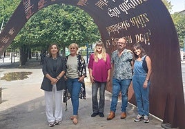 Los representantes de los Euskaltegis junto a la concejal de política lingüística, Leire Mazizior.