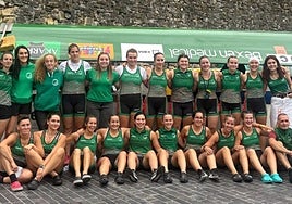 Integrantes de la trainera Maialen que han participado en la clasificatoria de la regata de La Concha.