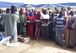 Noventa y ocho jóvenes que han acabado sus estudios de secundaria recibieron ordenadores.