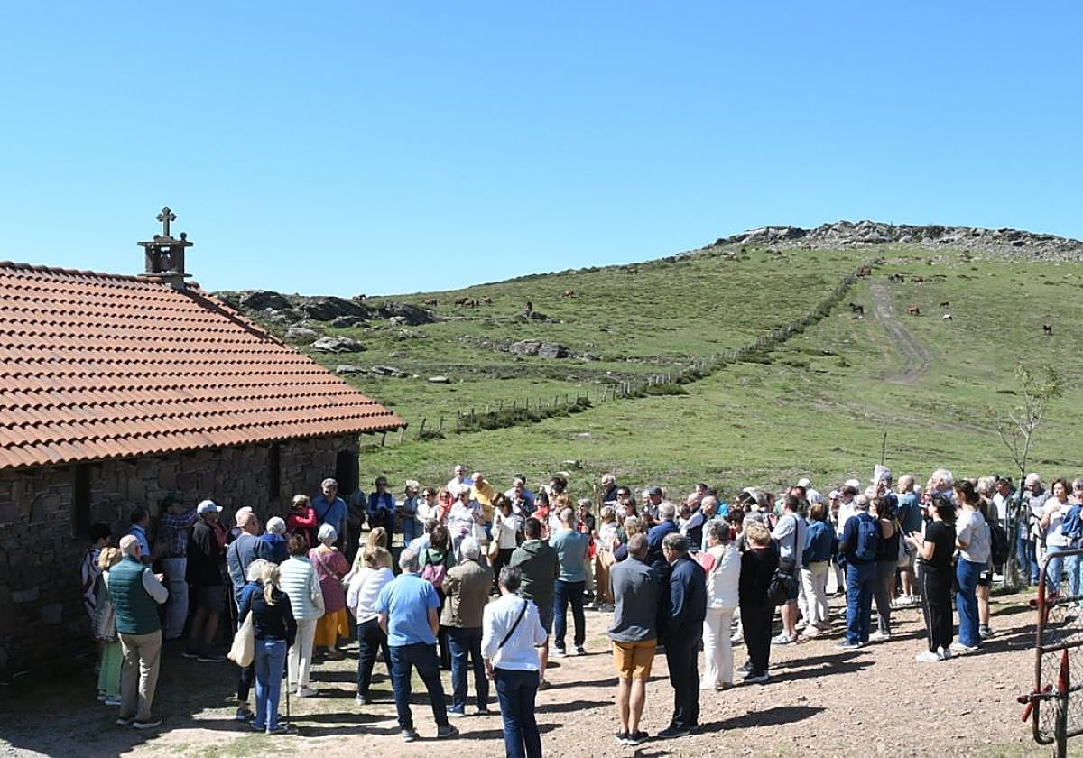 Asistentes a los actos por el 25 aniversario de la asociación, en el alto de Belate junto a la ermita.