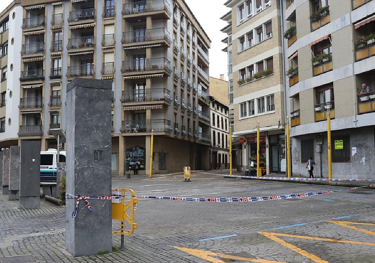 Aspecto que mostraba ayer por la mañana Gudarien Plaza, libre de vehículos y preparada para el inicio de las obras.