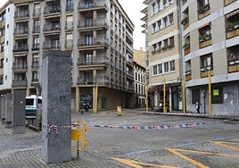 Aspecto que mostraba ayer por la mañana Gudarien Plaza, libre de vehículos y preparada para el inicio de las obras.