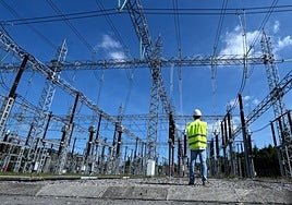 Un operario supervisa la infraestructura de la subestación eléctrica de alta tensión de Hernani.