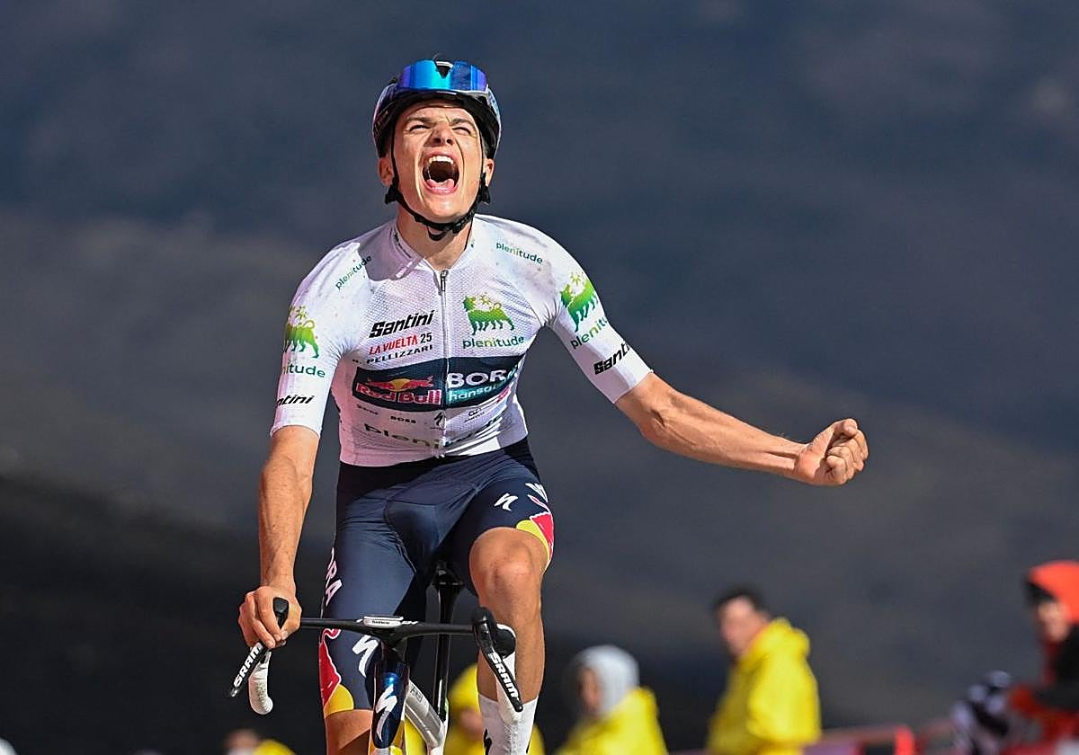 Giulio Pellizzari celebra enrabietado su triunfo en el alto del Morredero.