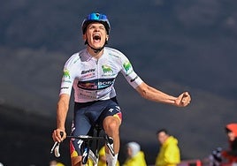 Giulio Pellizzari celebra enrabietado su triunfo en el alto del Morredero.