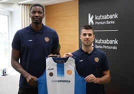 Tanor Ngom, de 2,18 de estatura, junto con Gaizka Maiza, en la sede de Kutxabank.