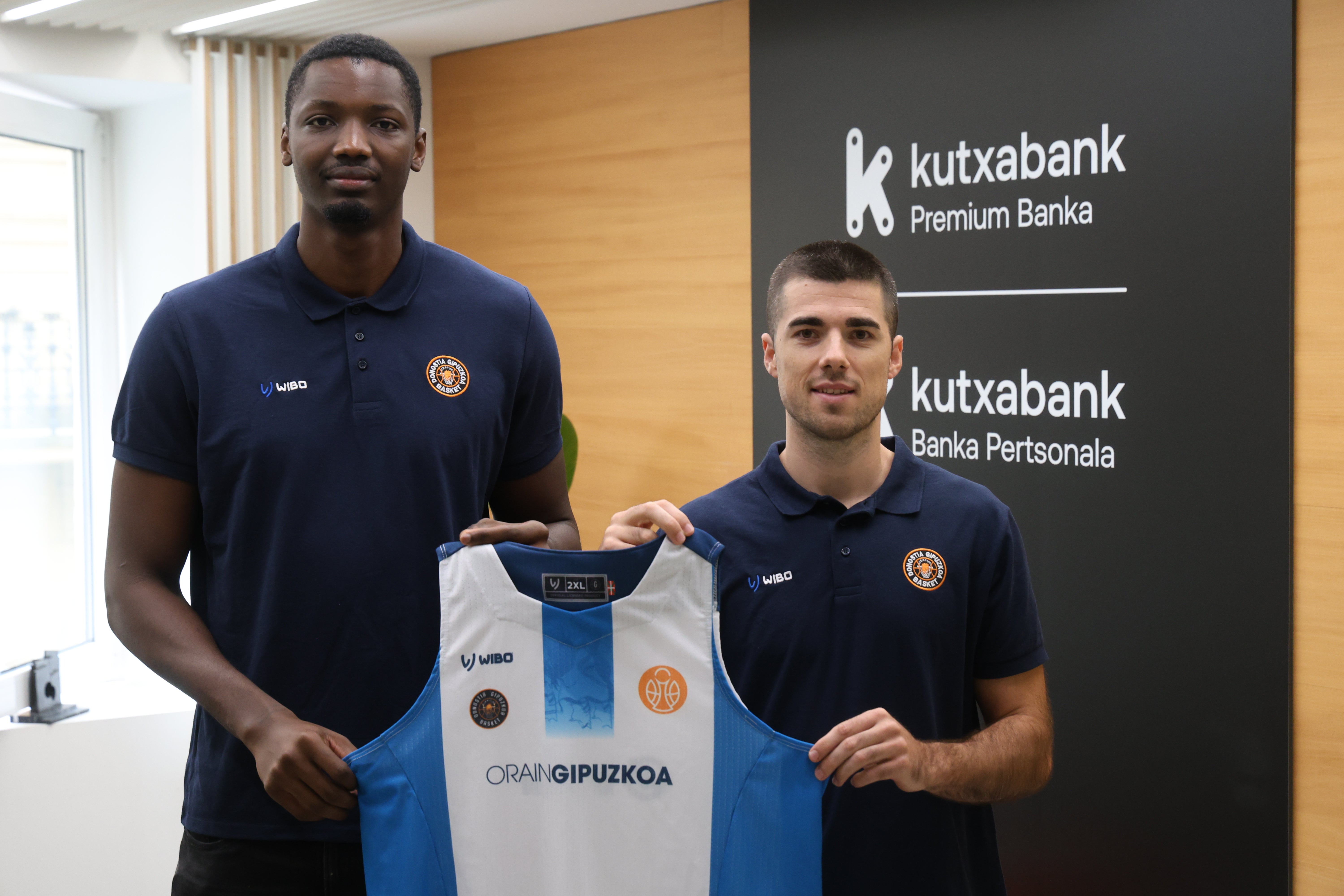 Tanor Ngom, de 2,18 de estatura, junto con Gaizka Maiza, en la sede de Kutxabank.