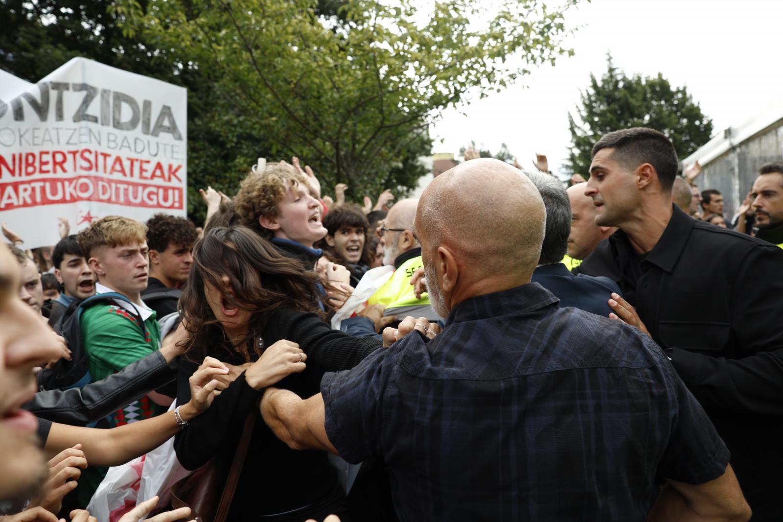 Las imágenes de la protesta en la apertura de curso de la EHU