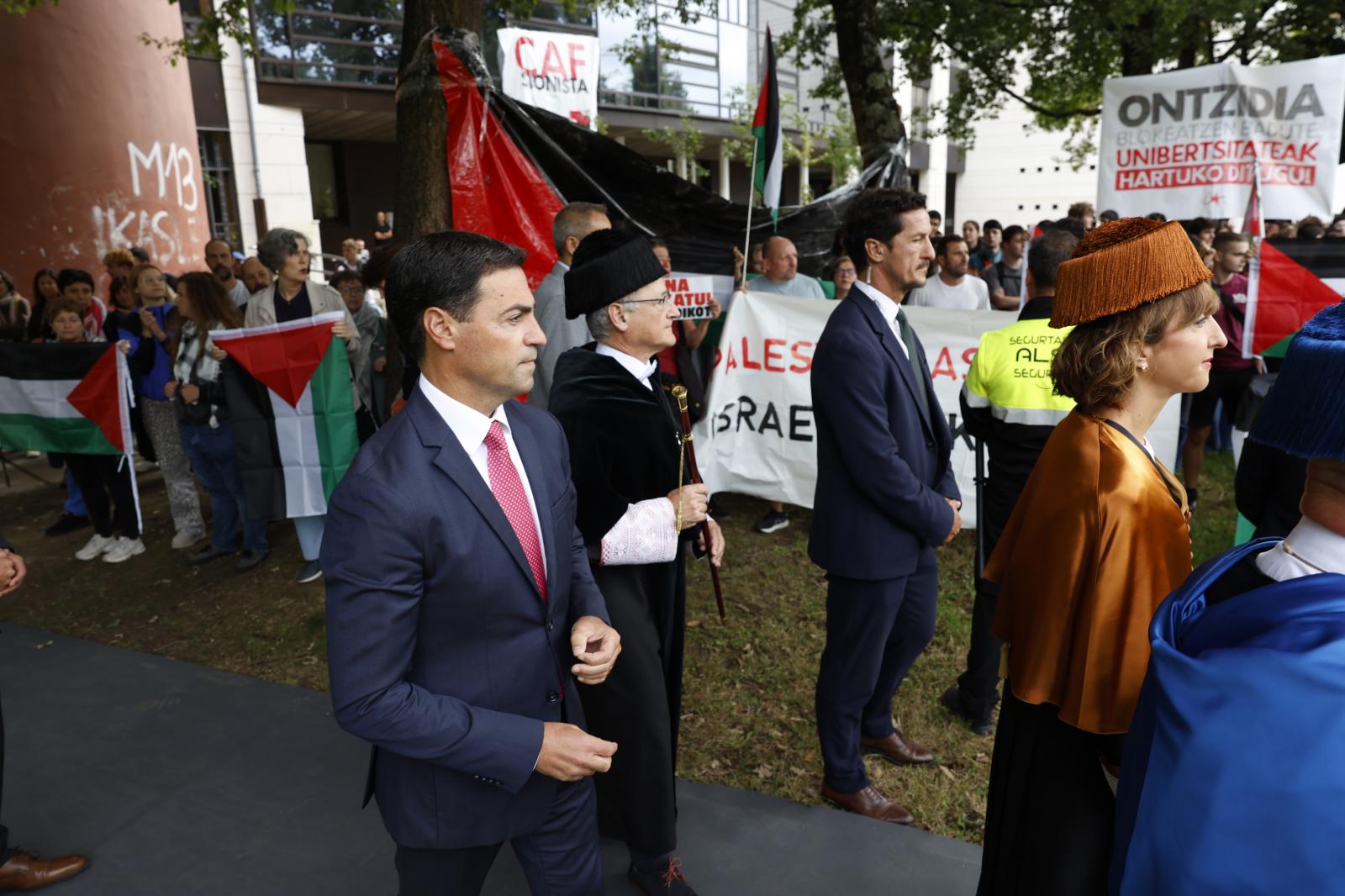 Las imágenes de la protesta en la apertura de curso de la EHU