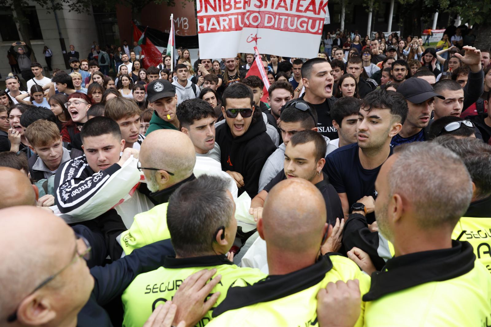 Las imágenes de la protesta en la apertura de curso de la EHU