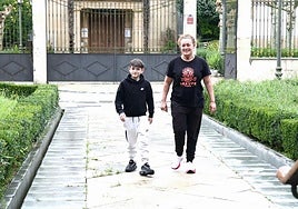 Yeray Rodríguez pasea junto a su madre Patricia Martín en una calle de Lasarte-Oria.