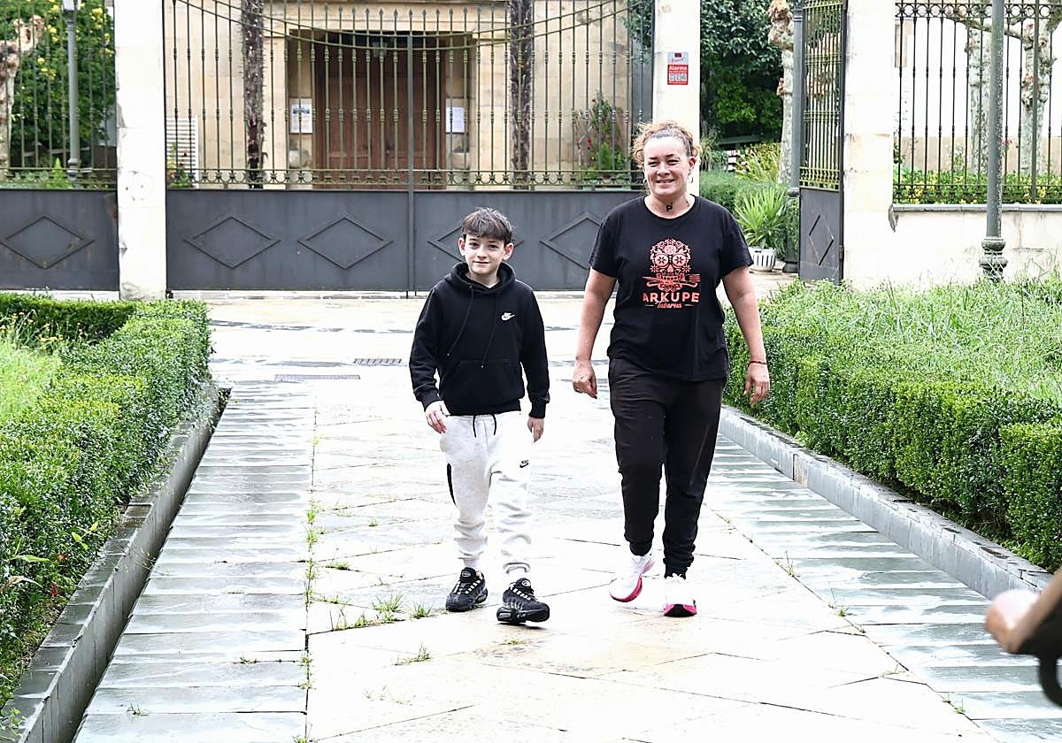Yeray Rodríguez pasea junto a su madre Patricia Martín en una calle de Lasarte-Oria.