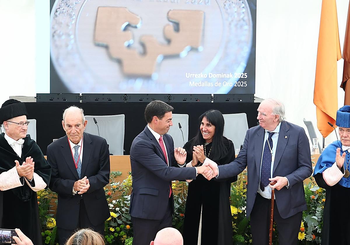 Joxerramon Bengoetxea, Carlos Garaikoetxea, el lehendakari Imanol Pradales, Nekane Balluerka y José Ángel Iribar, en el acto de inicio de curso de la EHU.