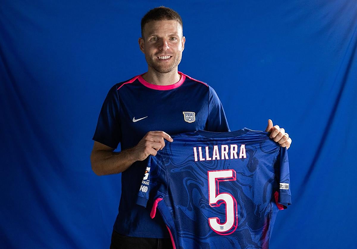 Illarramendi, con la camiseta de su nuevo equipo, el Kitchee hongkonés, con el dorsal '5'