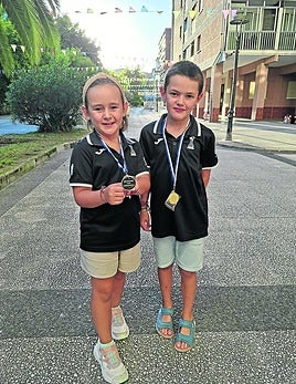 Bera y Luken Pascual luciendo sus medallas.