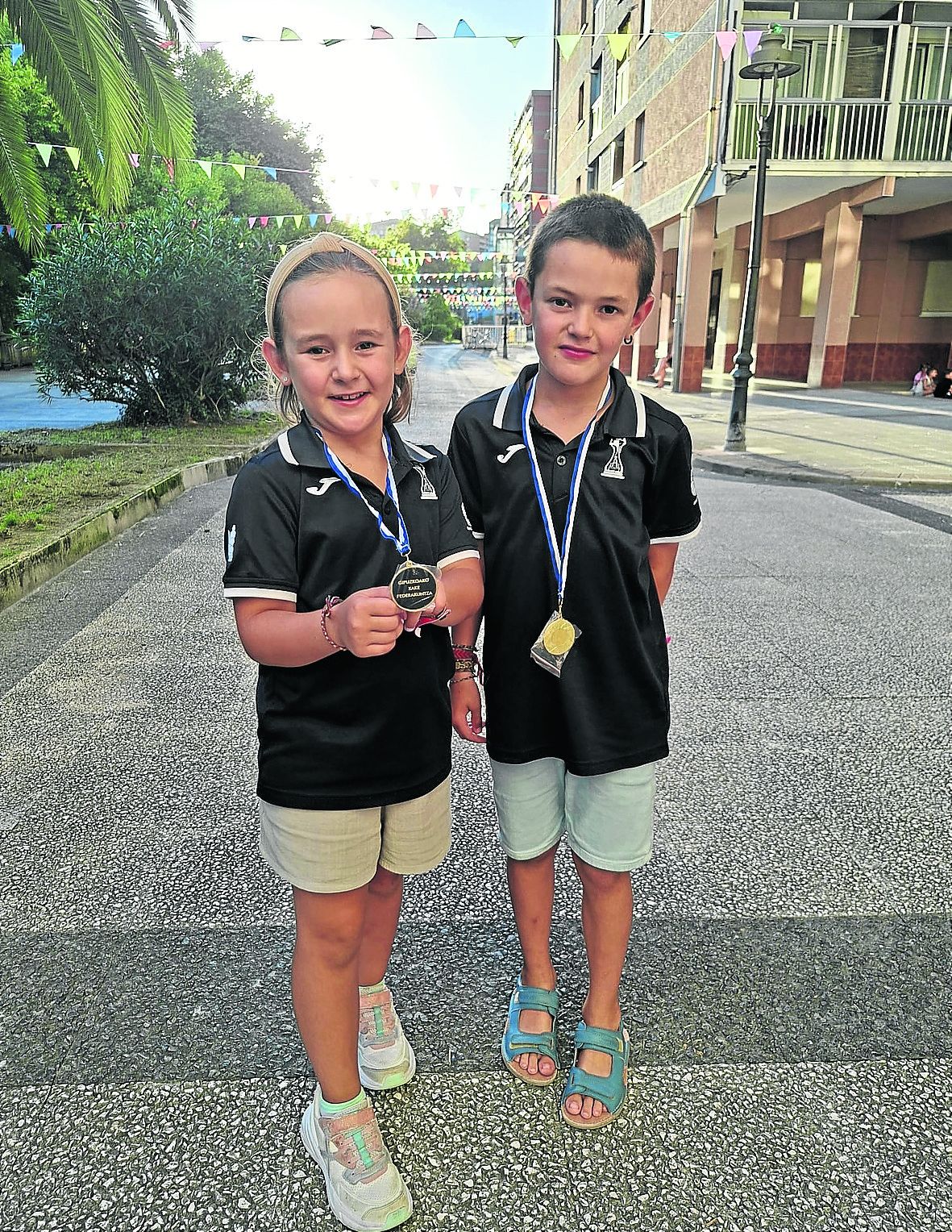 Bera y Luken Pascual luciendo sus medallas.