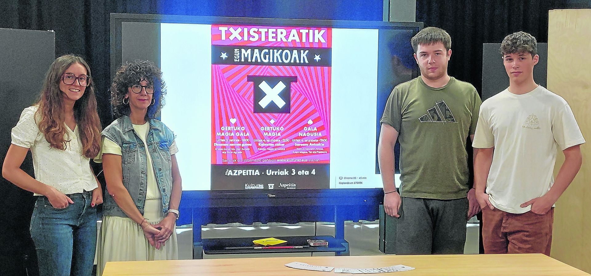 Representantes de Kulturaz y ayuntamiento junto a los magos locales Iagomago y Julen Magoa.