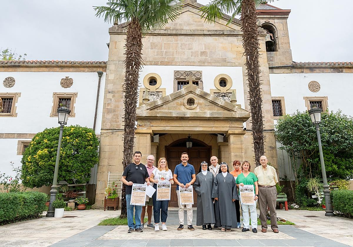 Representantes municipales, religiosos y miembros de asociaciones locales en el exterior del convento.