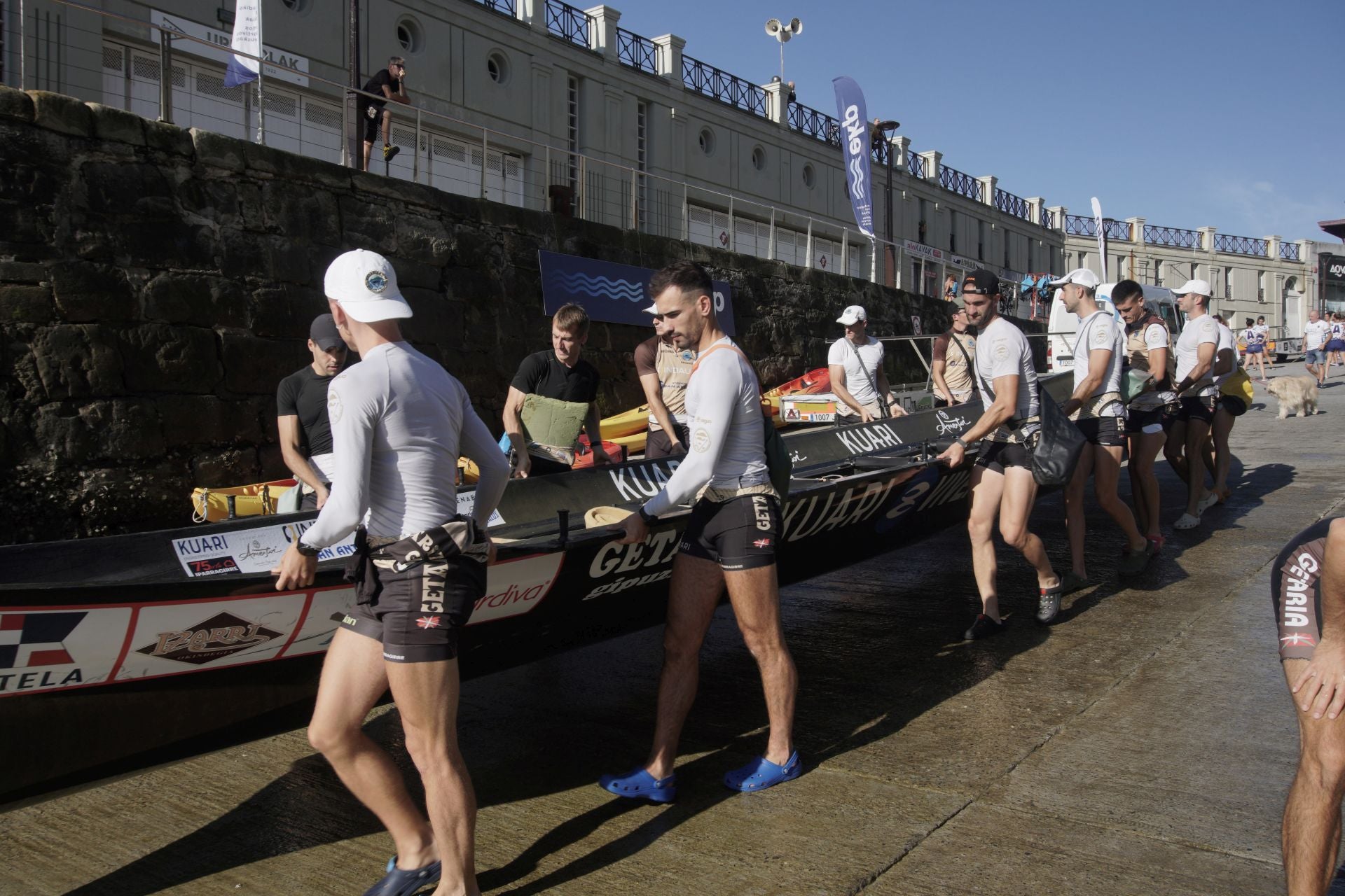 Con aproximadamente una hora de antelación y después de los ejercicios de activación, la trainera entra al agua para iniciar los ejercicios de calentamiento.
