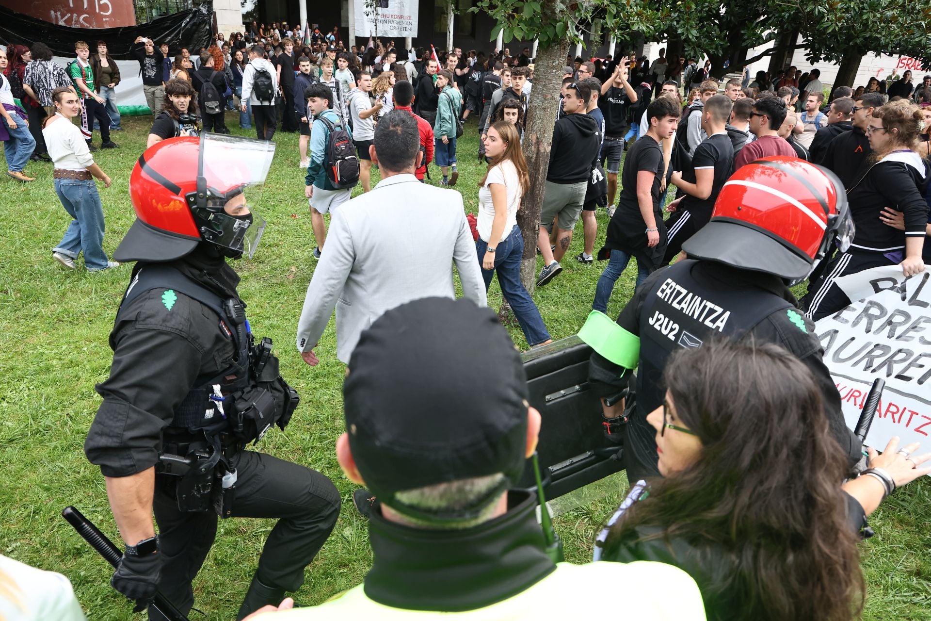 Las imágenes de la protesta en la apertura de curso de la EHU