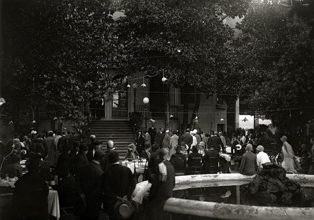 Fiesta en los jardines de Arbaizenea hace un siglo.