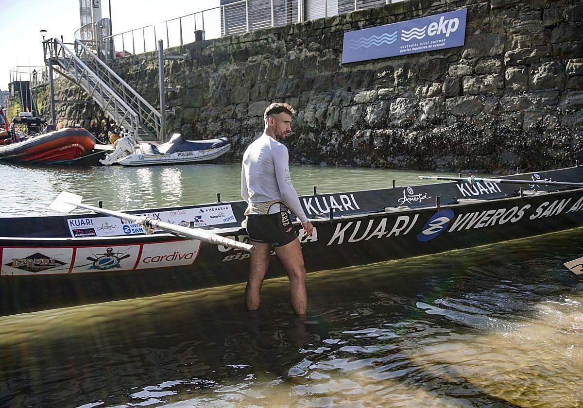 Igor Gómez, en la rampa del Muelle, preparado para el calentamiento de agua.