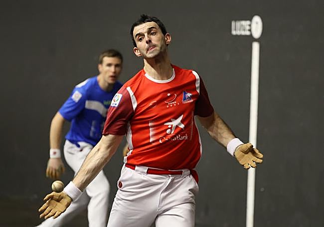 Altuna III golpea la pelota con la derecha ante la mirada de Artola.