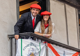 Hugo Rodríguez de Prada e Ichiar Aragón, en un balcón de la Parte Vieja de Hondarribia disfrutando del día 8 de septiembre.