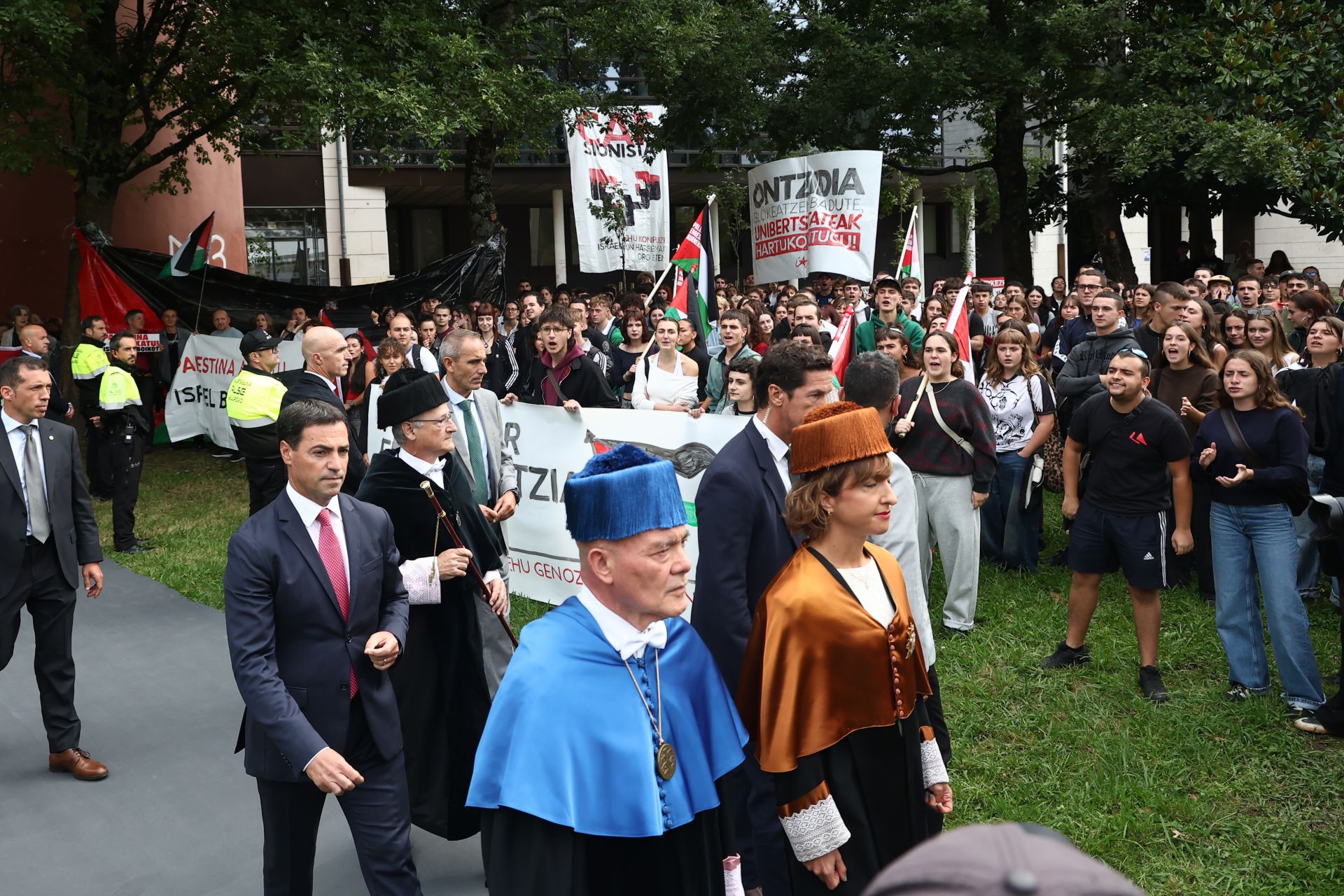 Las imágenes de la protesta en la apertura de curso de la EHU
