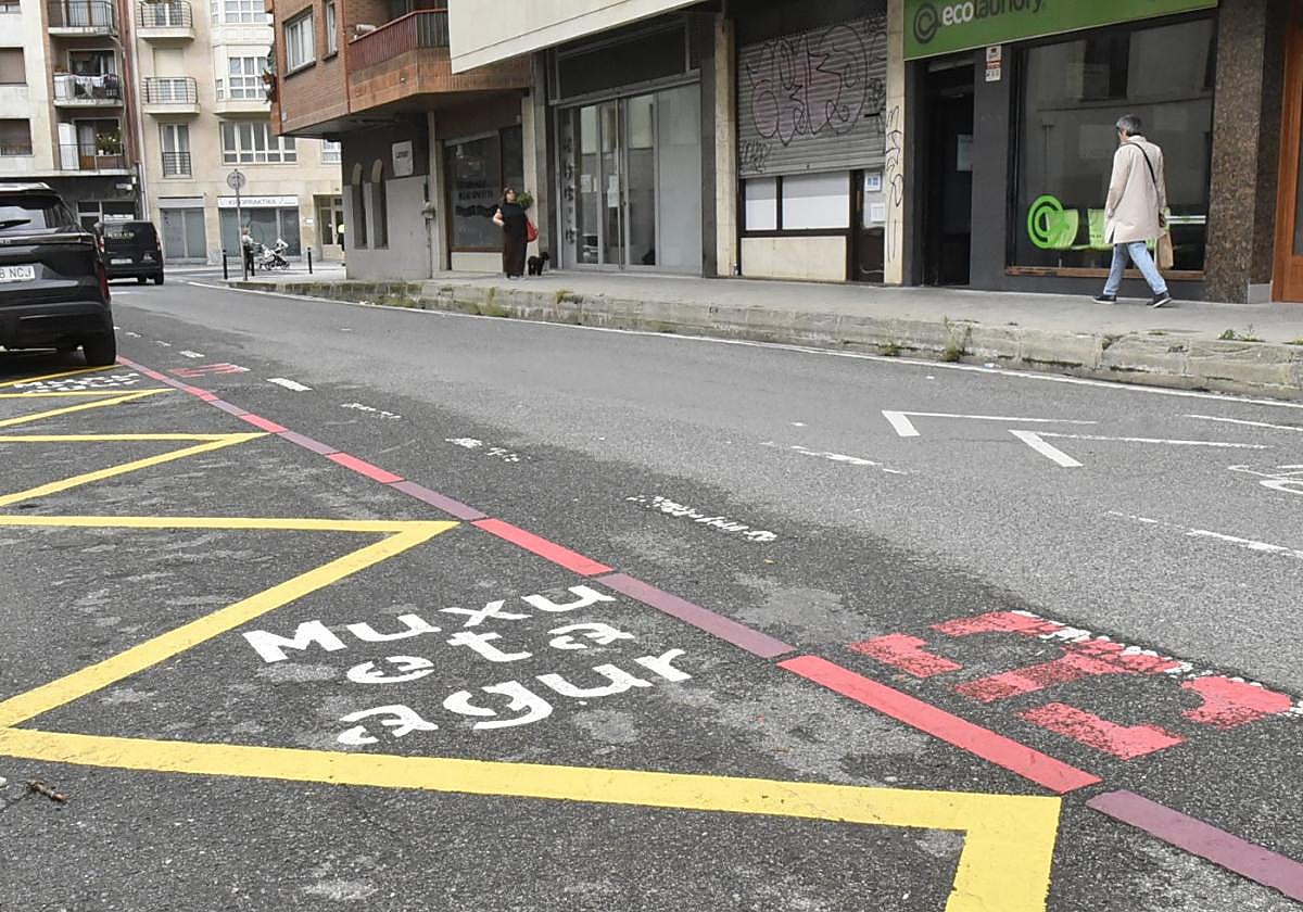 Se han pintado espacios como el de 'Muxu eta Agur' para facilitar estacionamientos rápidos.