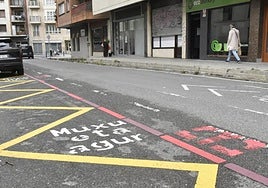 Se han pintado espacios como el de 'Muxu eta Agur' para facilitar estacionamientos rápidos.