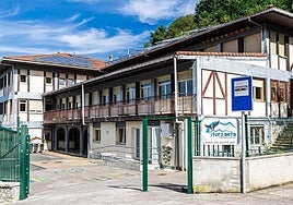 Iturzaeta Herri Eskolako fatxadaren egoera txarra dela eta konpondu beharra dagoela dio EAJ-PNVk.