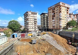 El paso en el que se acomodarán las plazas subterránas del futuro parking de Belartza va cogiendo forma.