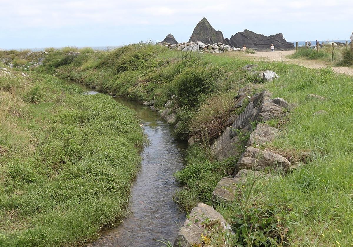Vista de la regata de Mijoa, con la playa de Saturraran al fondo.