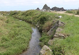 Vista de la regata de Mijoa, con la playa de Saturraran al fondo.