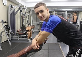 Oinatz Irusta posa para la entrevista en el gimnasio del polideportivo debarra.