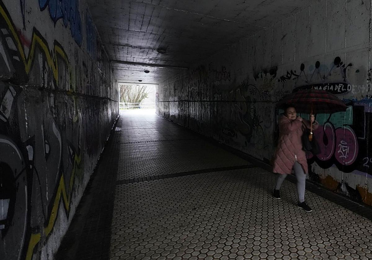 El túnel bajo la autopista de acceso a Larratxo es un punto crítico para la seguridad que va a ver renovada su iluminación.