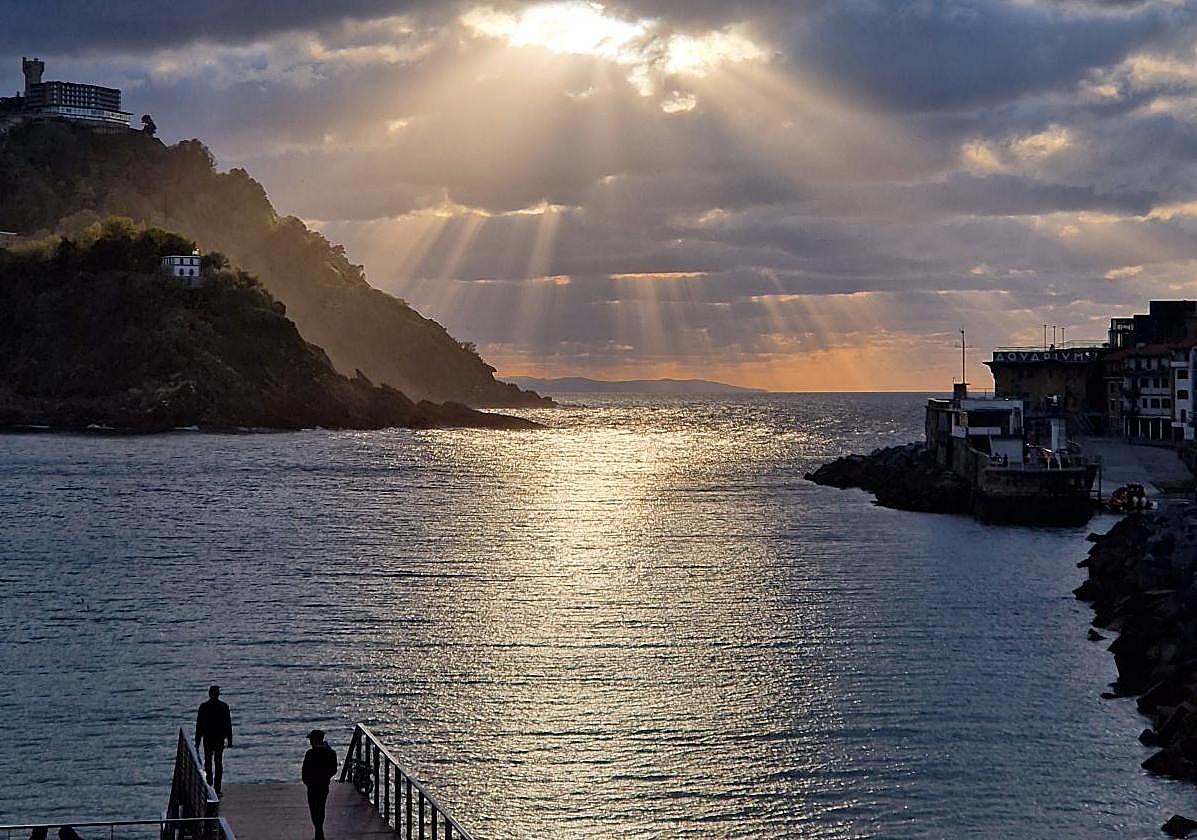 Cielos con nubes y claros en la bahía de La Concha.