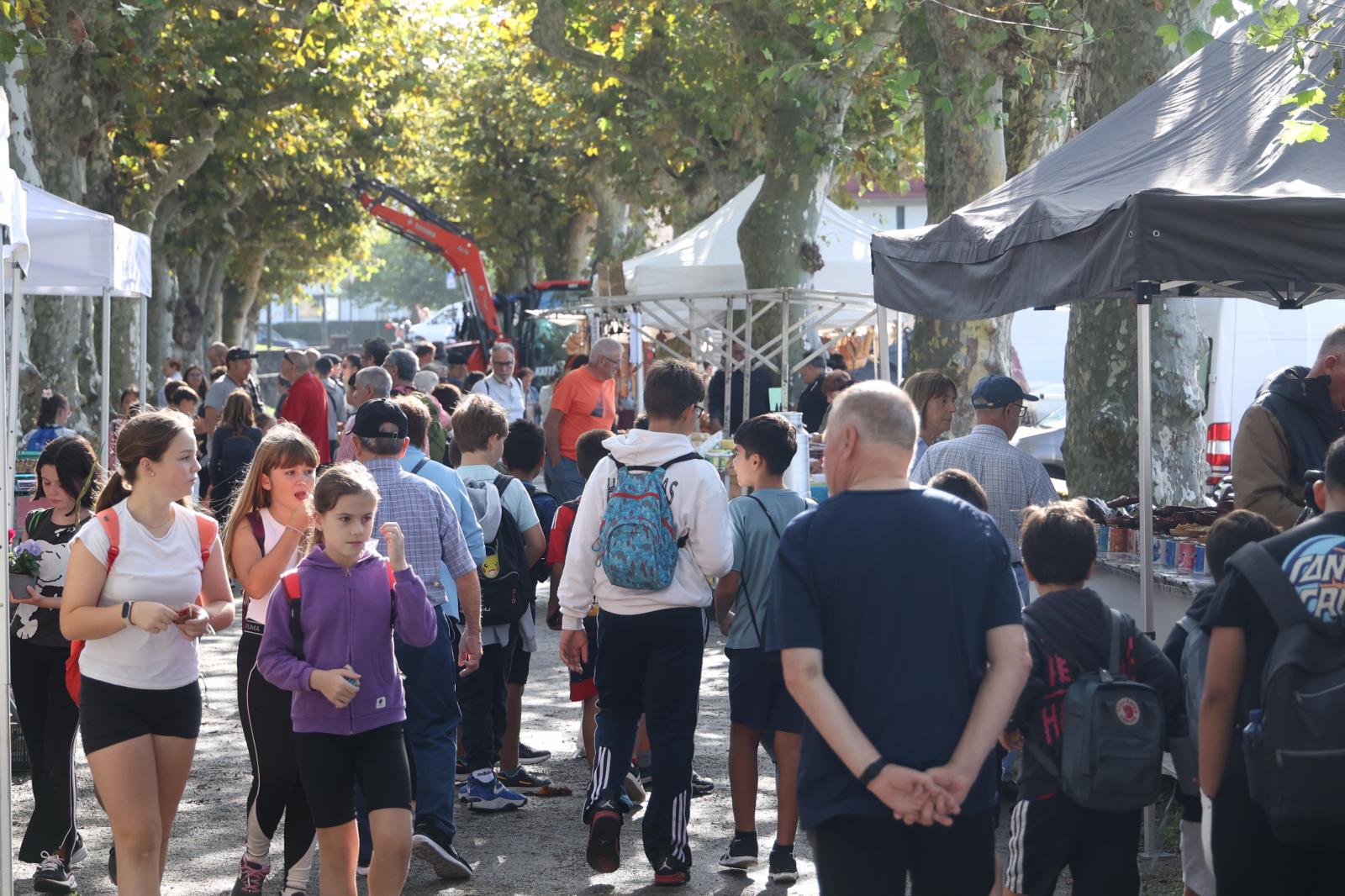Gran ambiente en el Baserritar Eguna de Hondarribia