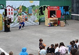 Teatro de calle y payasos, ayer en Jolastokieta.