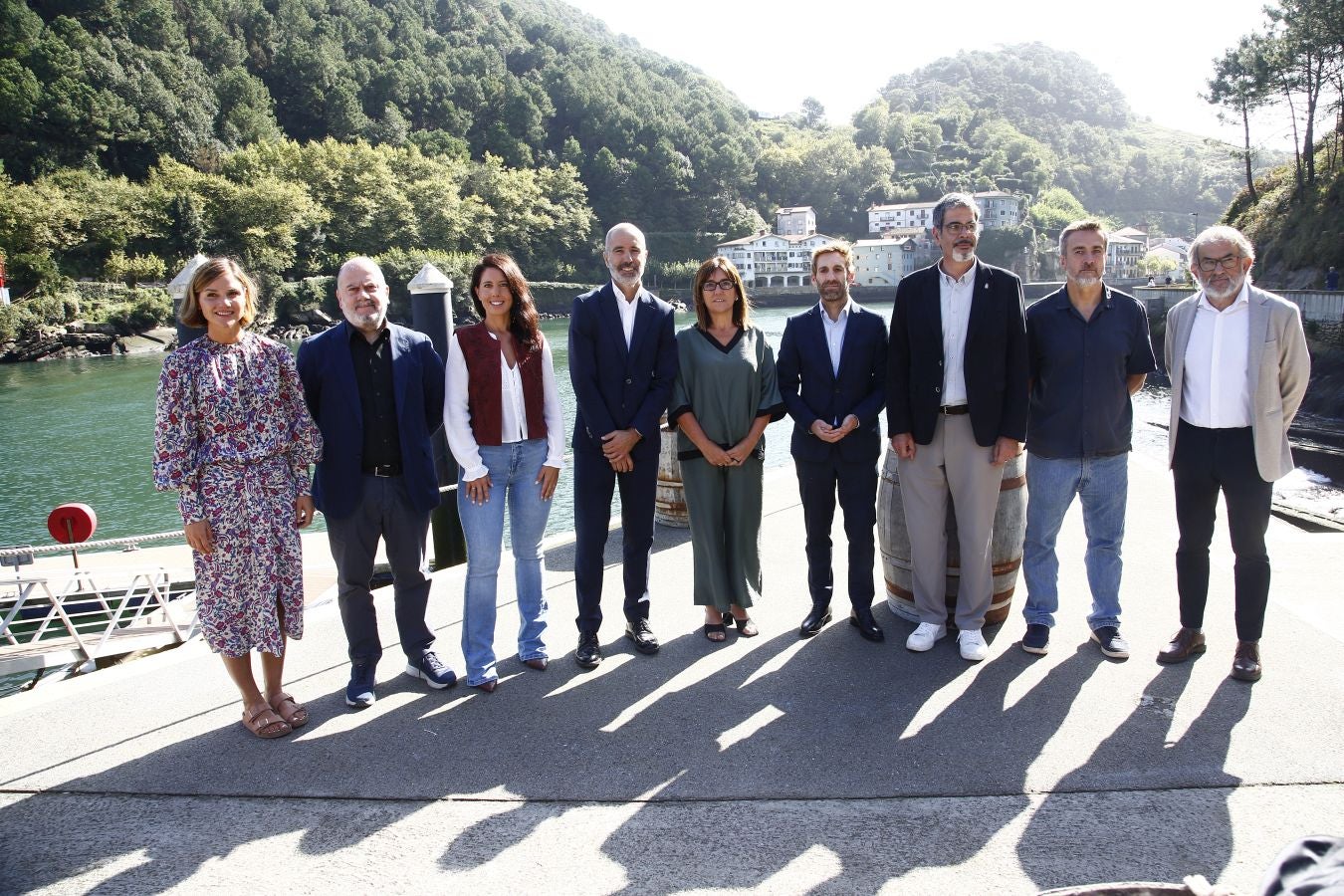 En representación de la organización del congreso y los promotores institucionales acudieron, de izquierda a derecha, Ane Oyarbide, Benjamín Lana, Azahara Domínguez, Iñigo Iribarnegaray, Amaia Barredo, Iñigo Martín, Eneko Goia, Xabier Agote y Raimundo Ruiz de Escudero. 