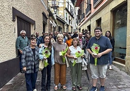 La foto de familia de EH Bildu con los dirigentes entrantes y salientes