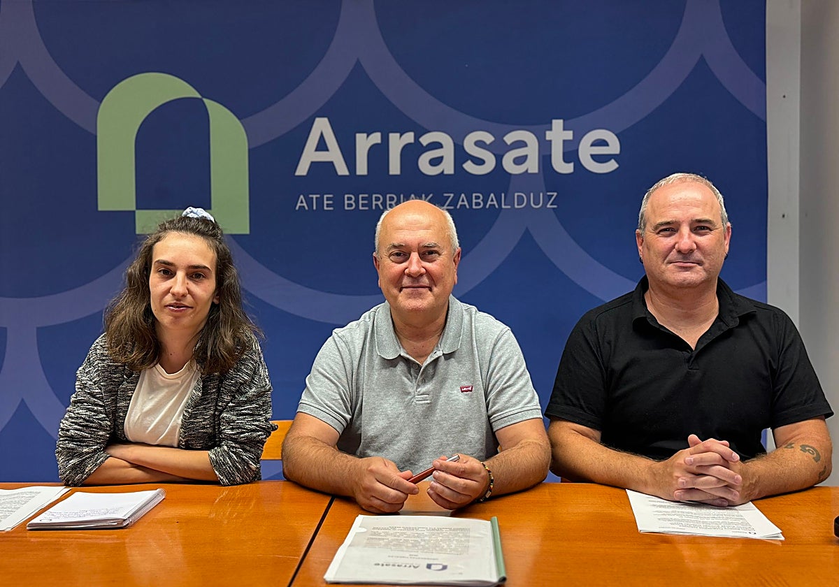 Eva Abuin, de Elkarrekin Arrasate, el concejal de Hacienda Joseba Ezpeleta y el Obras, Servicios, Mantenimiento y Barrios Kepa Urteaga.