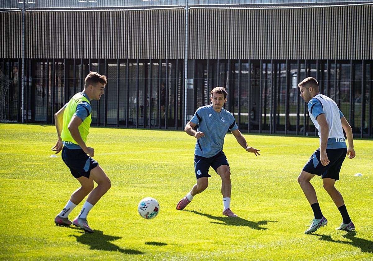 Oyarzabal pugna por un balón con Sucic en el entrenamiento de este jueves en Zubieta.