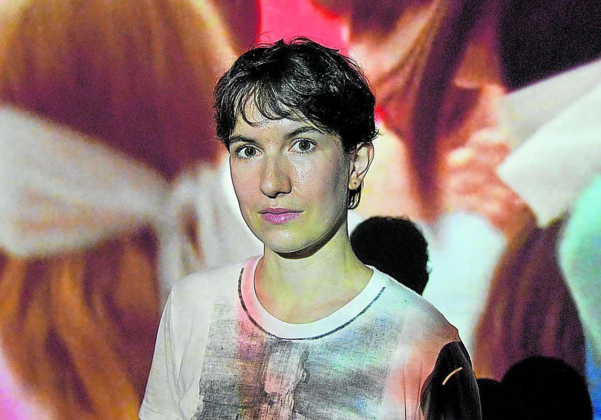 La cineasta y artista, este jueves en Tabakalera, frente a una de las dos videoinstalaciones de 'Arcoíris 82'.