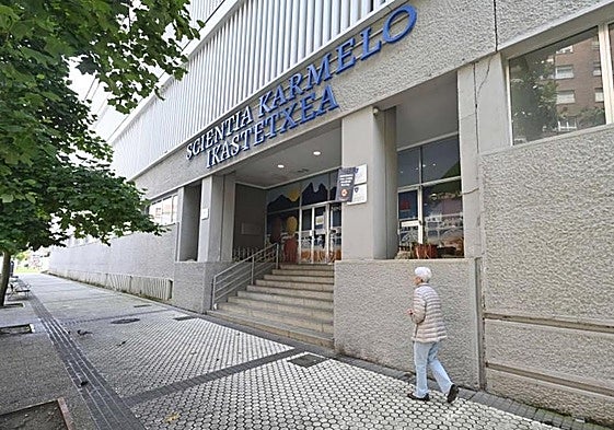 Exterior del colegio Karmelo de Donostia en una imagen del pasado verano
